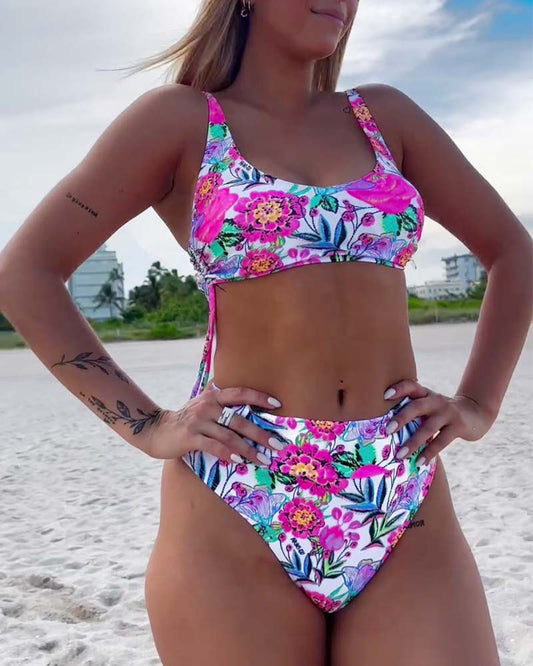 Bikini con estampado floral y cierre de cordón