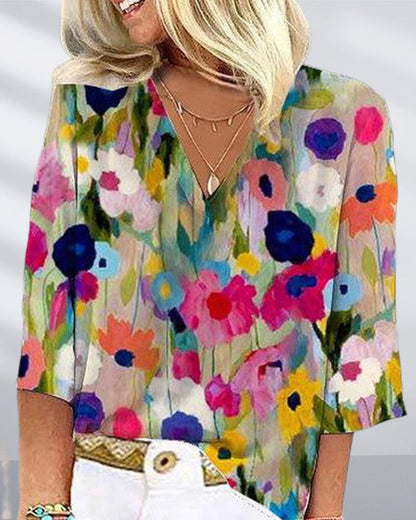 Casual shirt with three-quarter sleeves and a V-neck in a colorful floral print