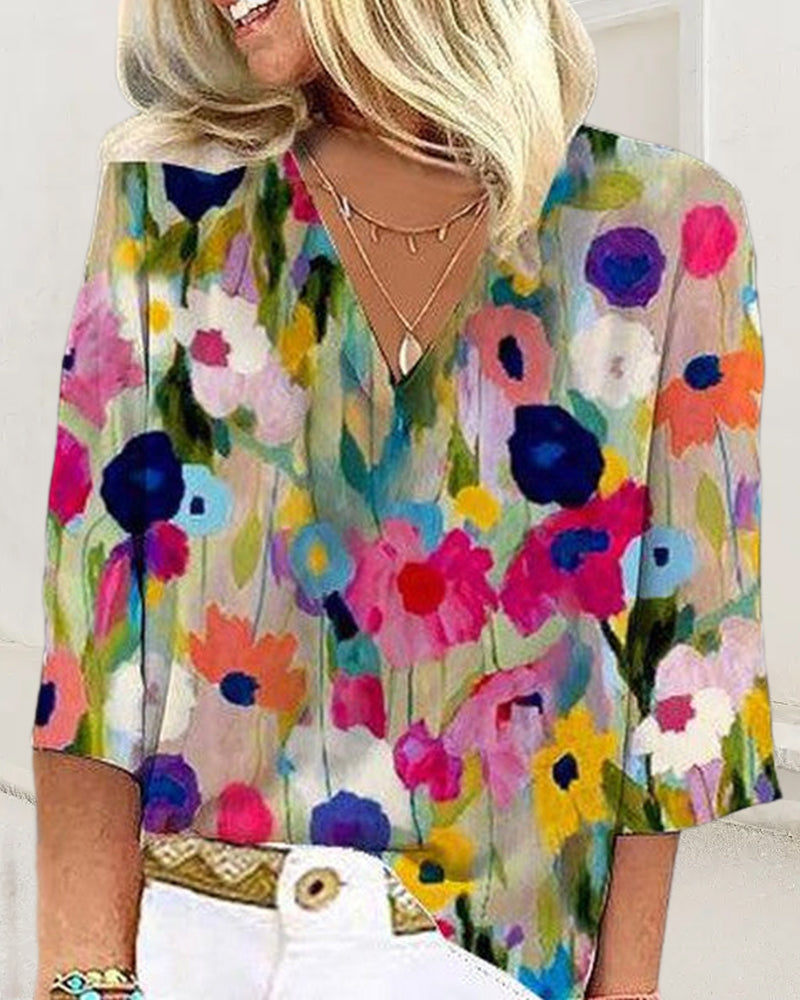 Casual shirt with three-quarter sleeves and a V-neck in a colorful floral print