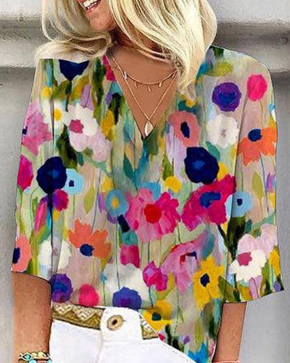 Casual shirt with three-quarter sleeves and a V-neck in a colorful floral print