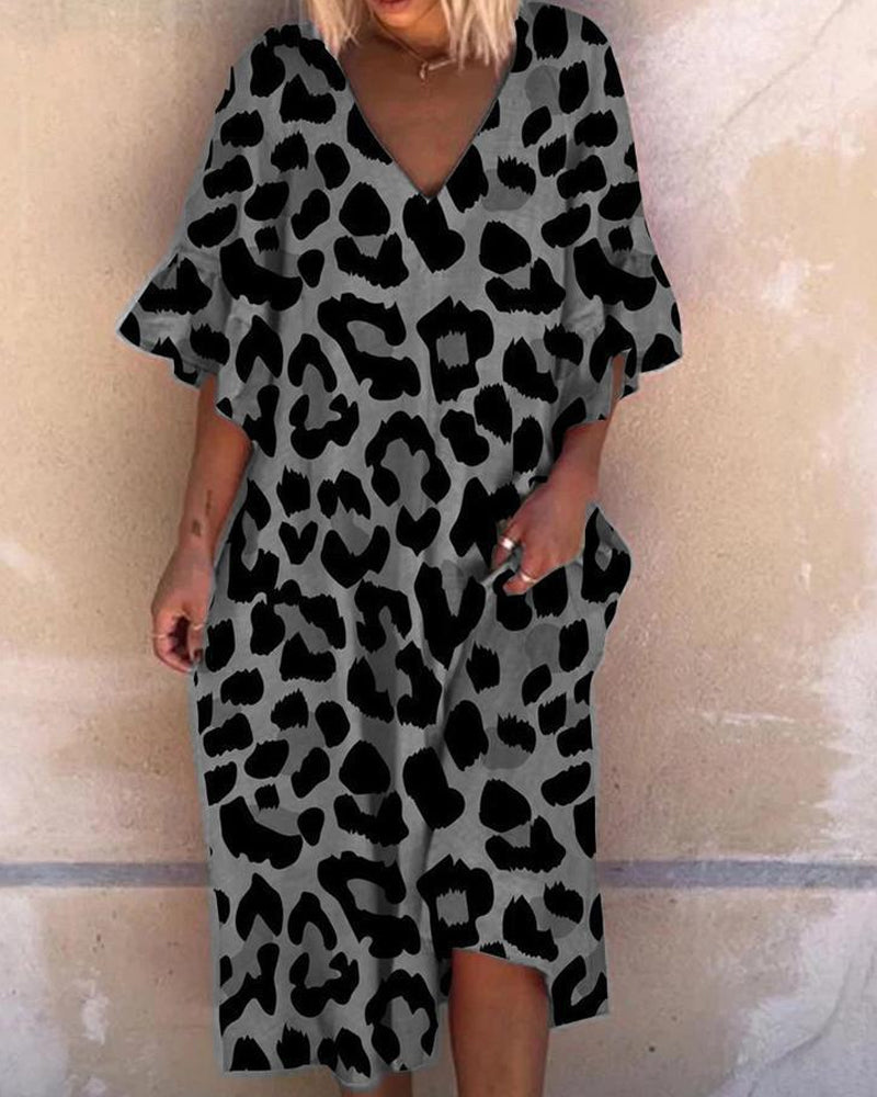 Vestido holgado con cuello en V y estampado de leopardo