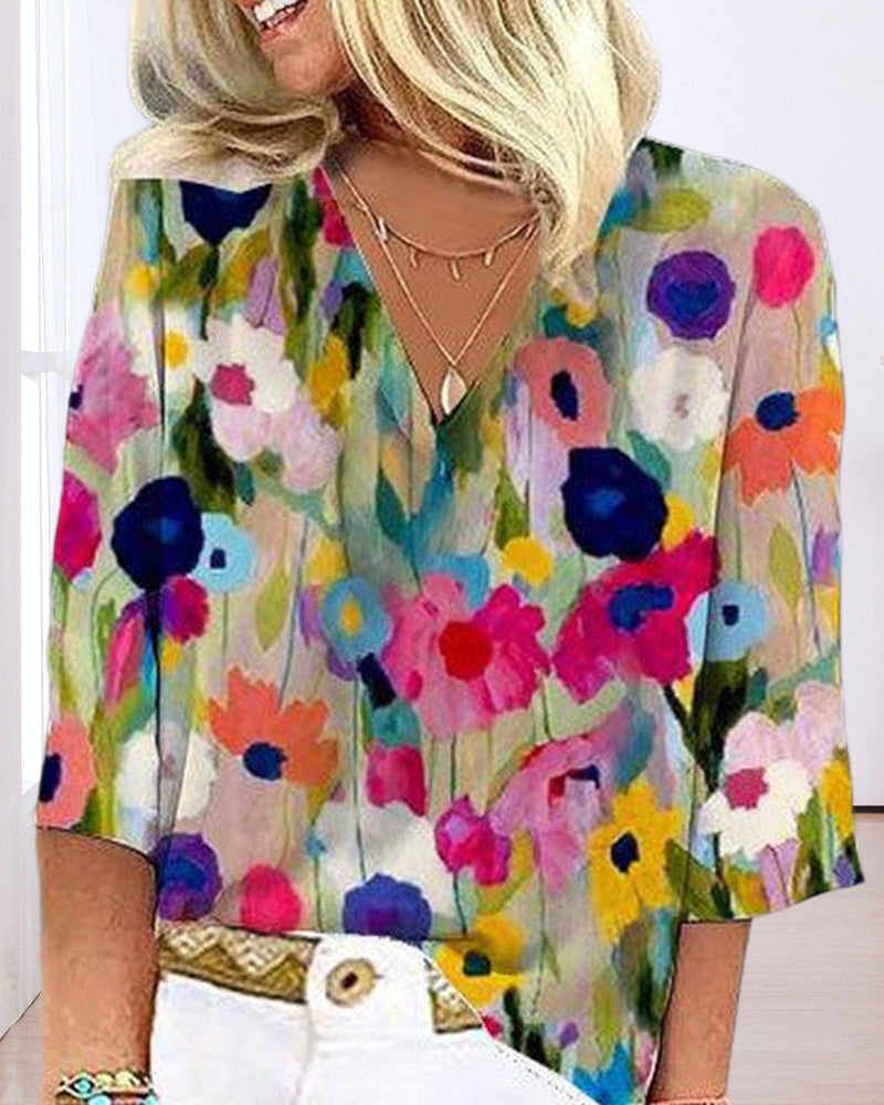 Casual shirt with three-quarter sleeves and a V-neck in a colorful floral print